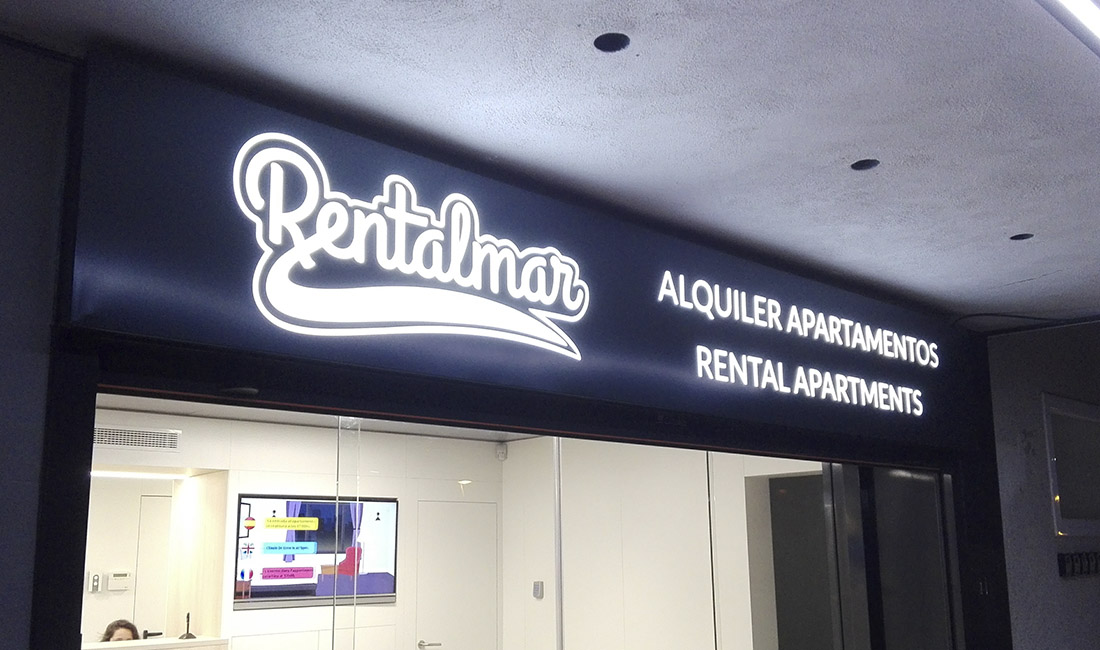 Rótulo de letra calada con luz en salou