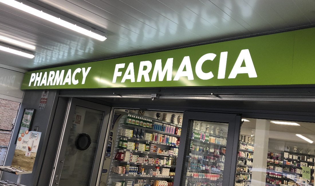Rètol de farmàcia a Salou