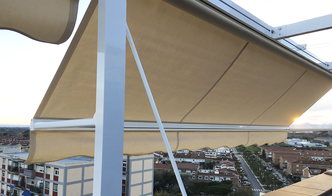 toldo sujeto a palilllero con patas