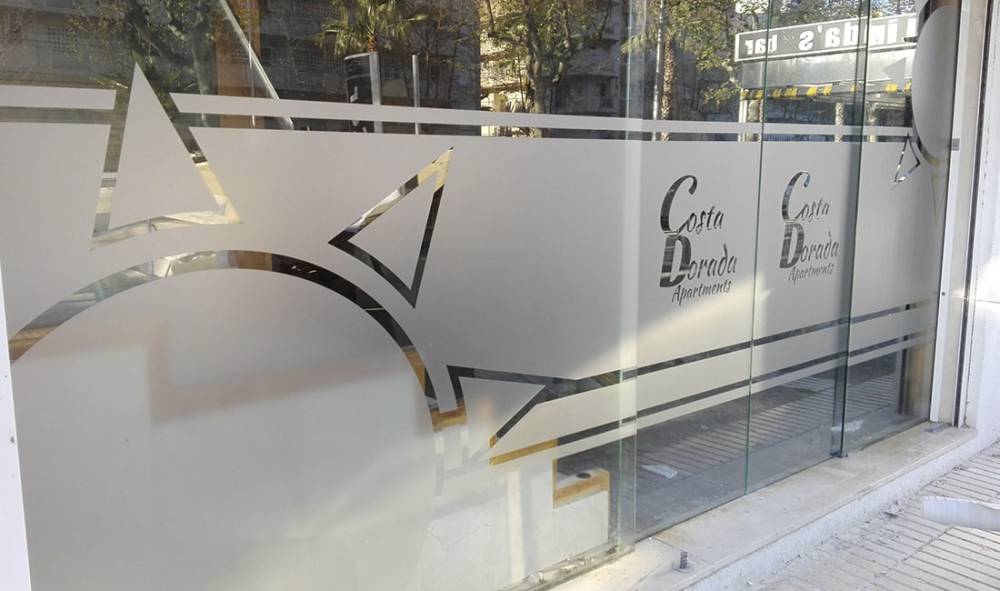 vinilo escaparates y cristales en salou tarragona